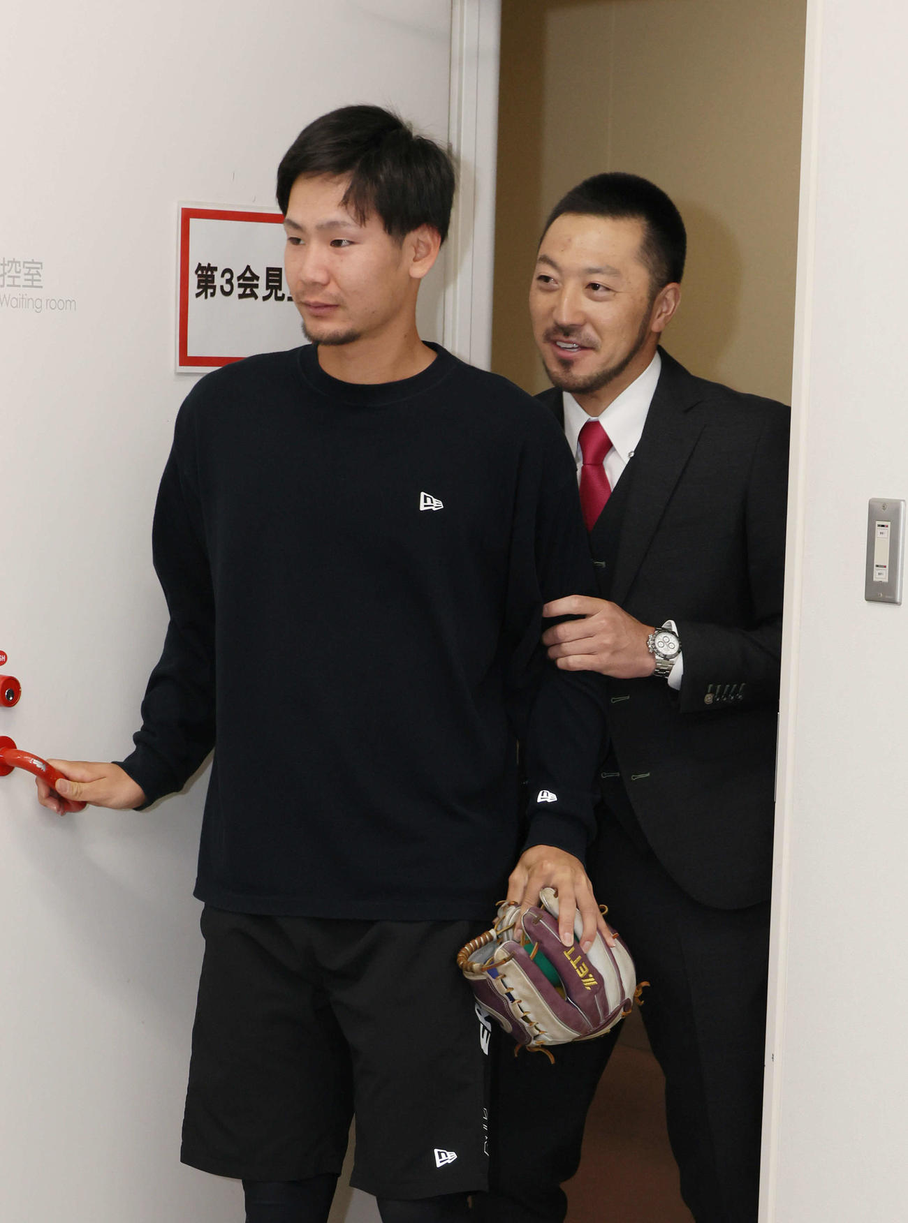契約更改後、森浦（左）に隠れて会見場に入る広島菊池（撮影・加藤孝規）