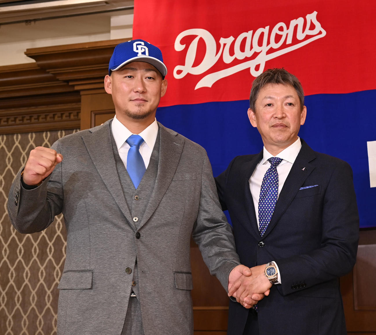 会見を終え立浪監督と握手を交わしポーズを決める中田（左）（撮影・森本幸一）