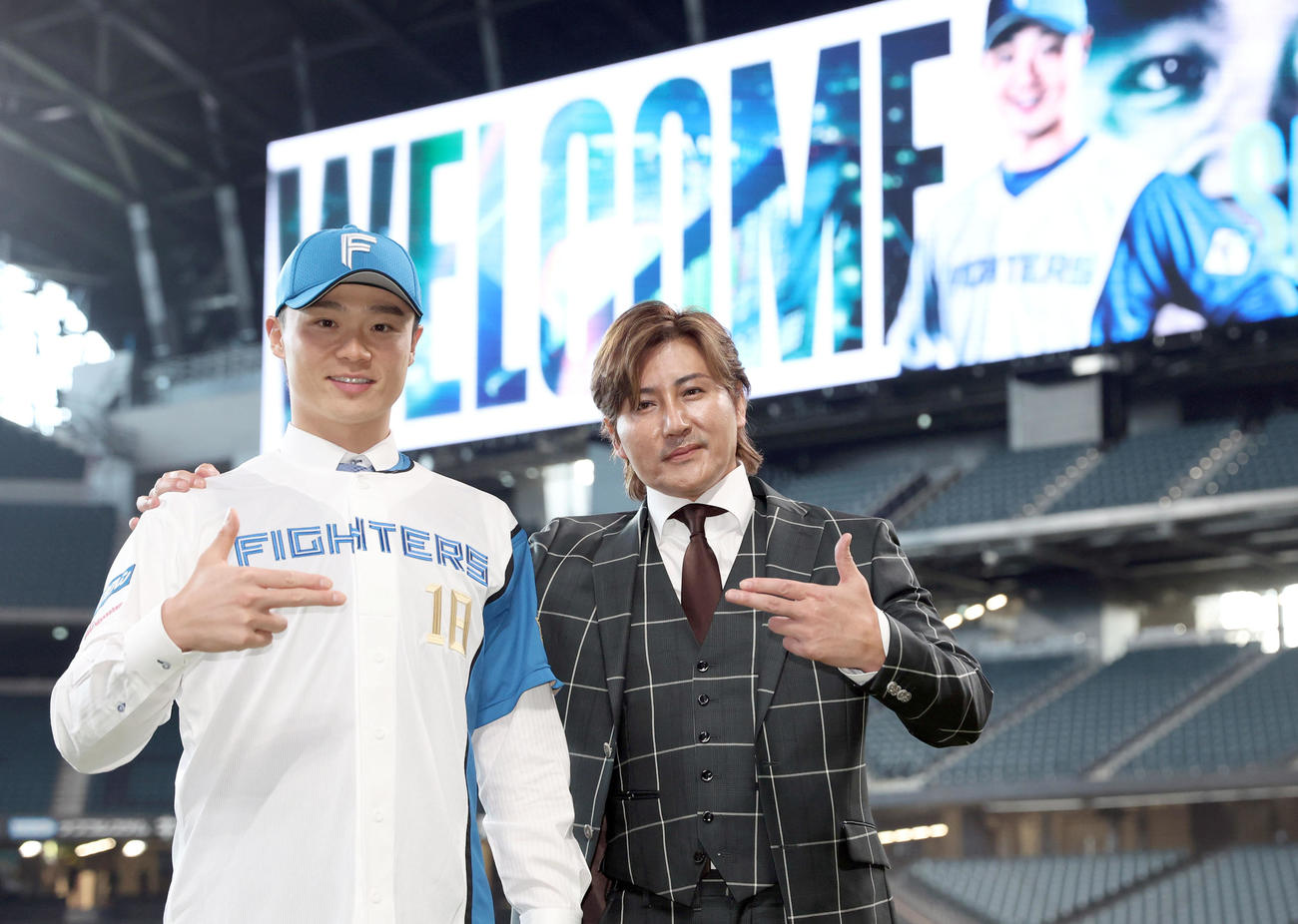 入団会見後、エスコンフィールド北海道のグランドでフォトセッションをする日本ハム山崎福也（左）と新庄監督（撮影・佐藤翔太）