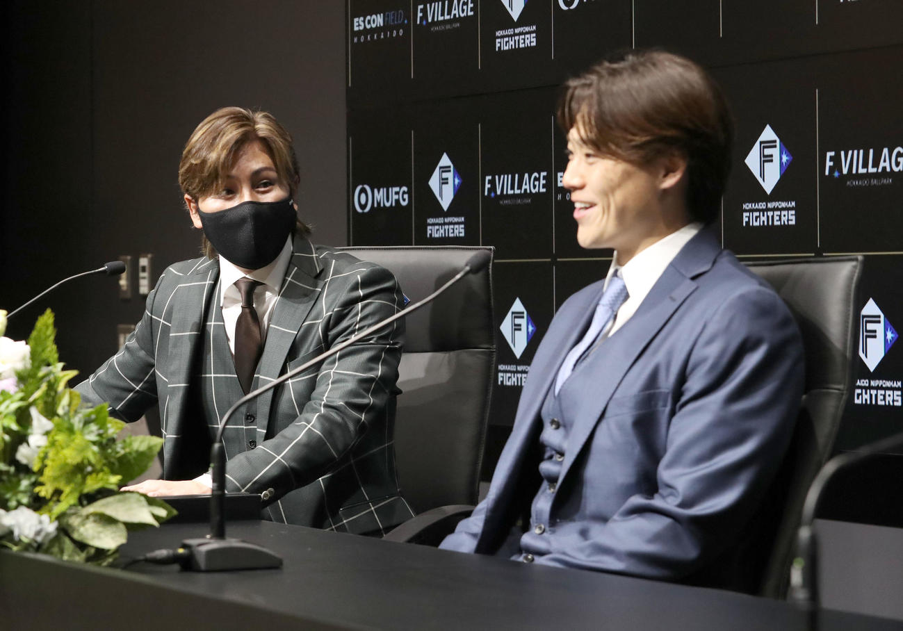 入団会見で談笑する日本ハム新庄監督（左）と山崎福也（撮影・佐藤翔太）