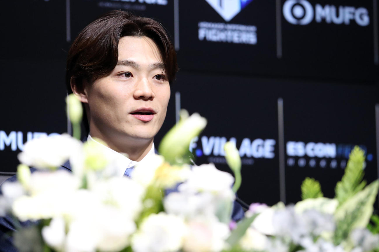 入団会見に臨む日本ハム山崎福也（撮影・佐藤翔太）