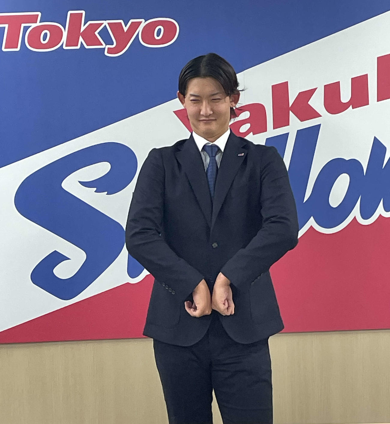 契約更改を終え、マッチョを目標にするヤクルト阪口投手は、ポージングを決める