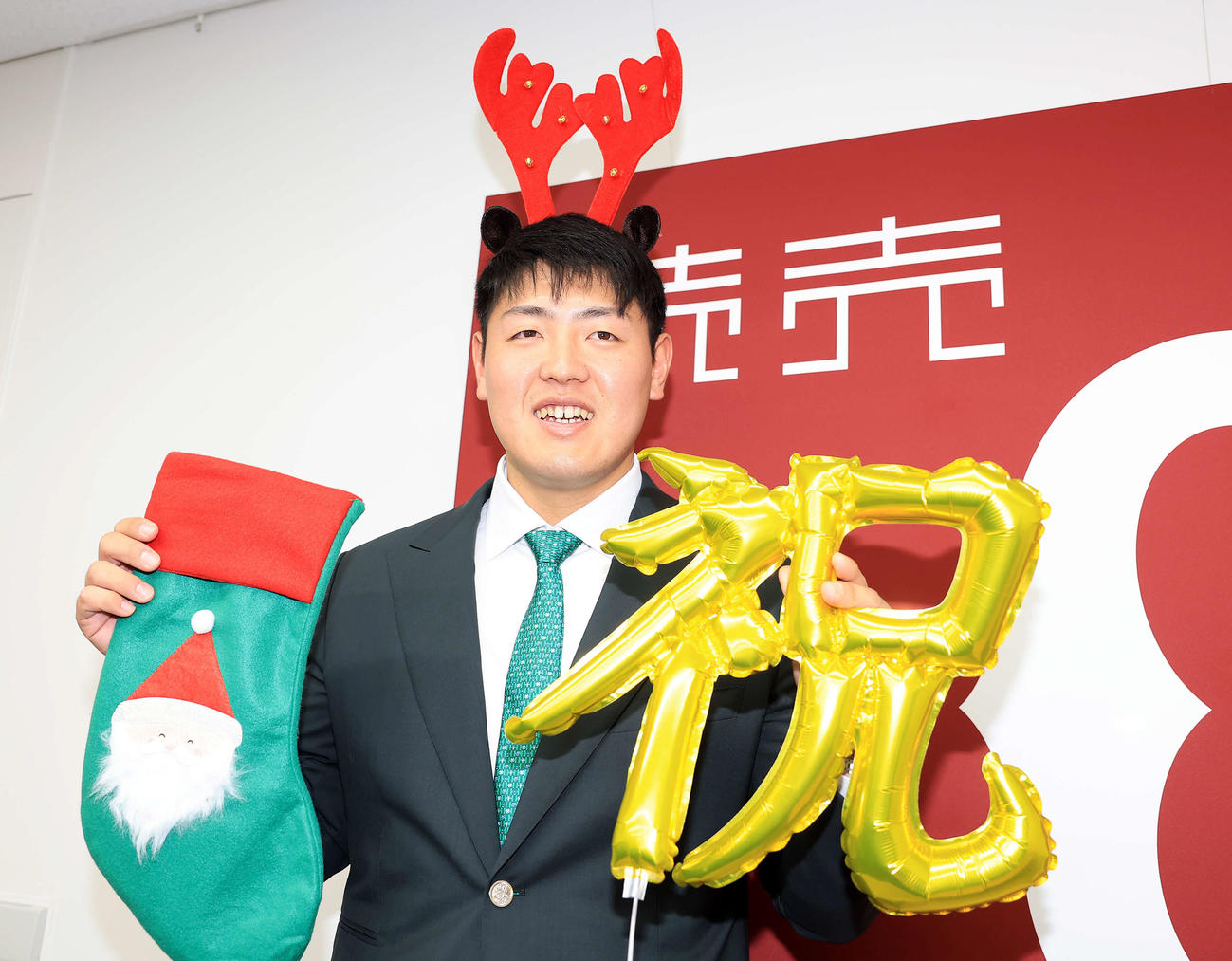 契約更改後、大幅年俸増で、トナカイの姿で笑顔を見せる巨人岡本和（撮影・浅見桂子）