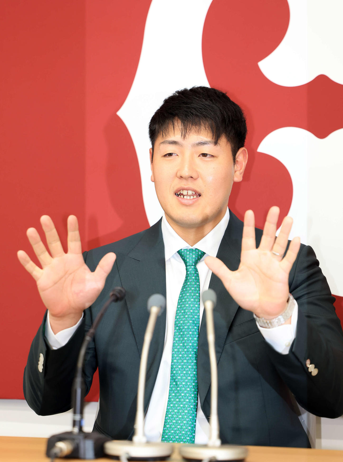 契約更改を終え、会見で笑顔で両手を広げる巨人岡本和（撮影・浅見桂子）
