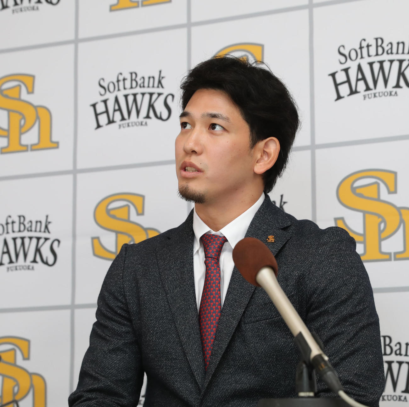 会見で記者の質問に答える栗原（撮影・冨田成美）