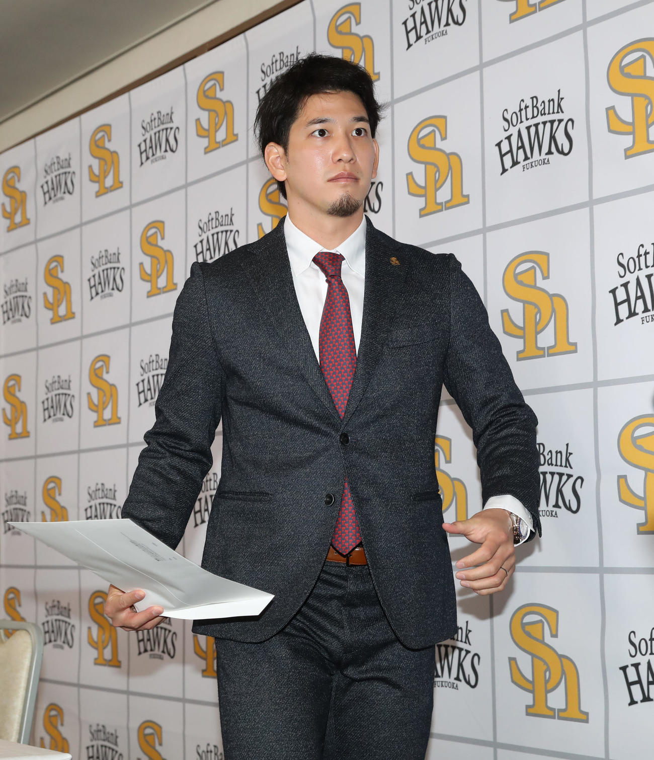 契約更改後の会見を終えて席を立つ栗原（撮影・冨田成美）