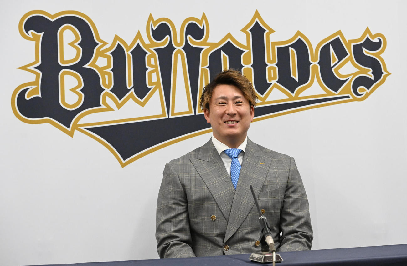 微増で契約更改し、会見で笑顔を見せるオリックス杉本（撮影・和賀正仁）