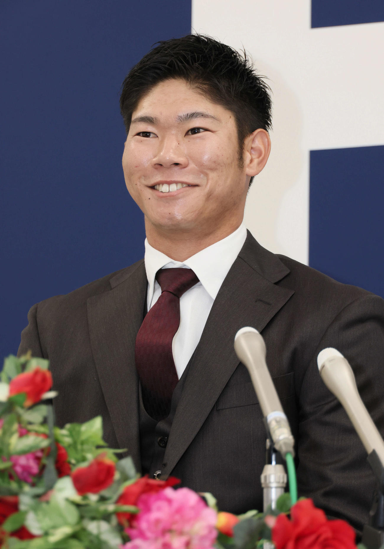 契約更改後、会見する広島坂倉（撮影・加藤孝規）