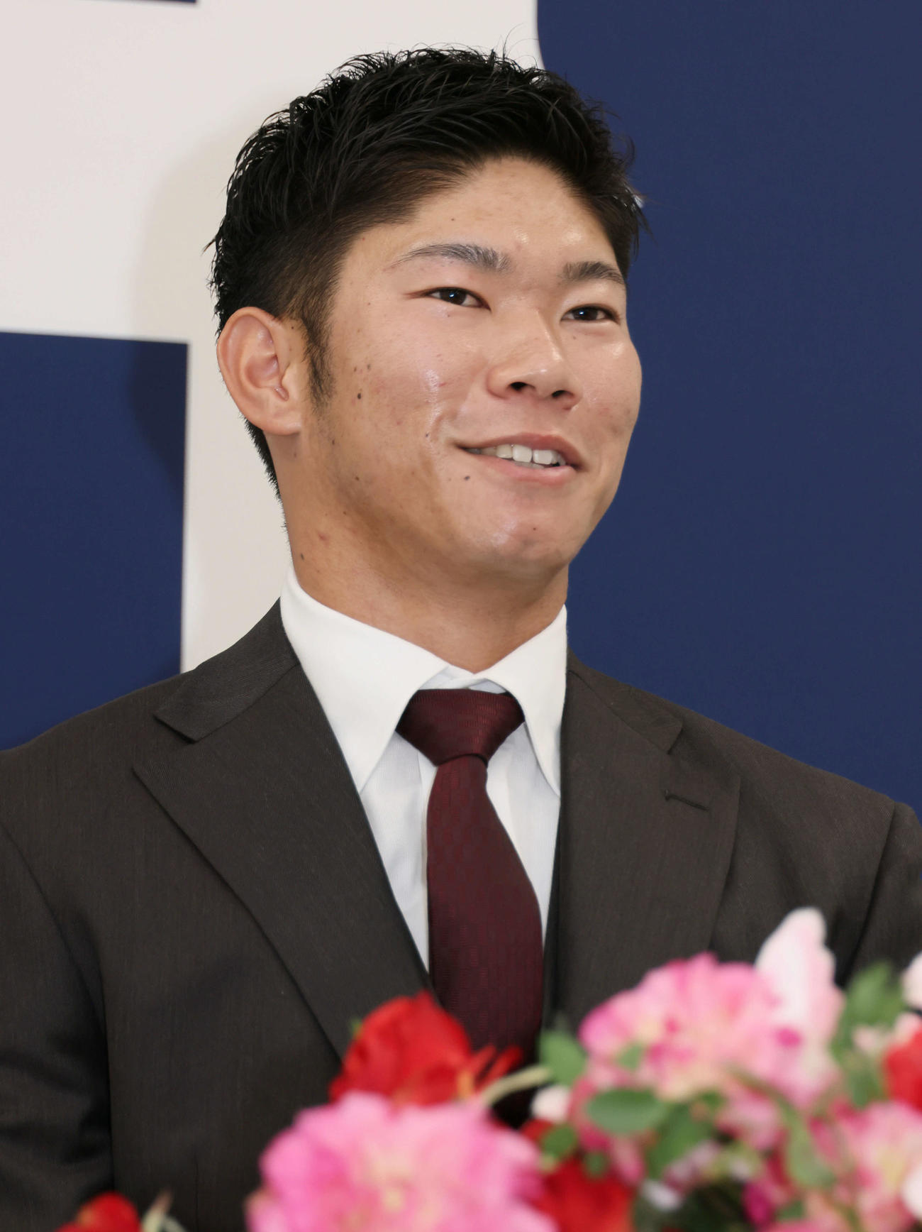 契約更改後、会見する広島坂倉（撮影・加藤孝規）