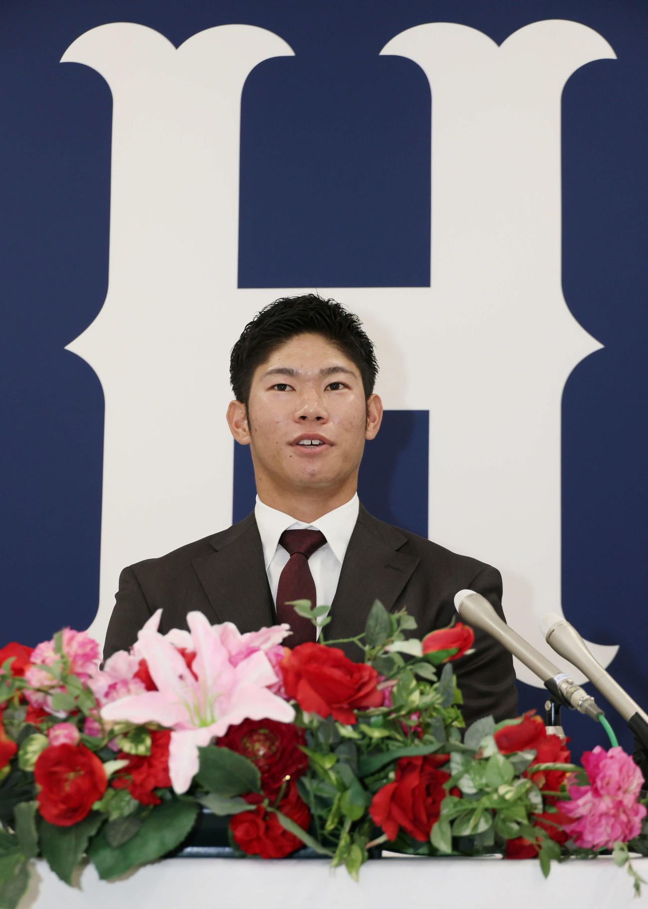 契約更改後、会見する広島坂倉（撮影・加藤孝規）