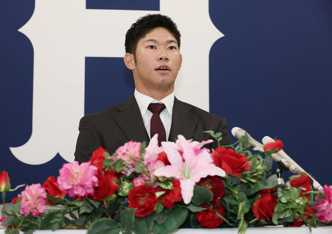 契約更改後、会見する広島坂倉（撮影・加藤孝規）
