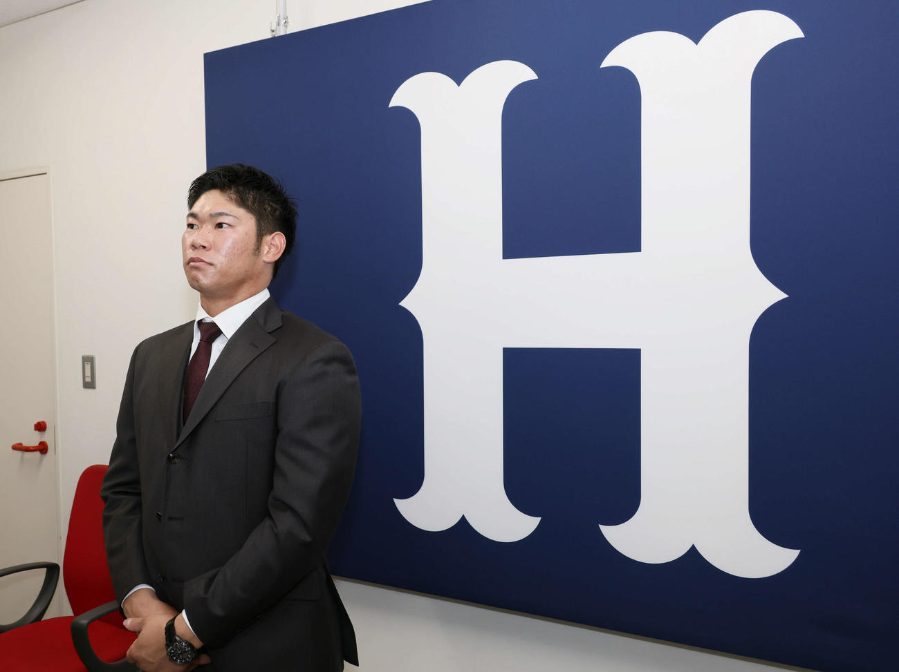契約更改の会見後、囲み取材に応じる広島坂倉（撮影・加藤孝規）