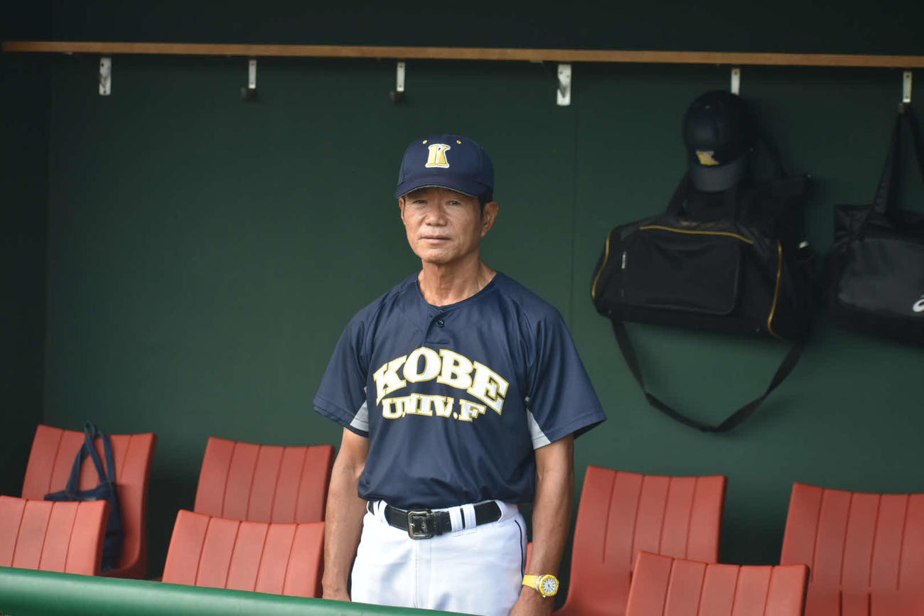 近畿学生野球2部秋季リーグで指揮を執る神戸医療未来大・高橋監督（23年9月20日撮影）