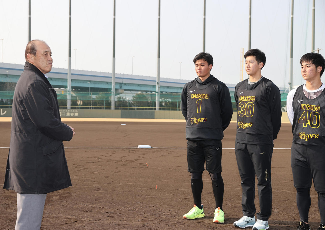 新人らに訓示する阪神岡田監督（左）。左2人目から森下、門別、井坪（2023年1月9日撮影）