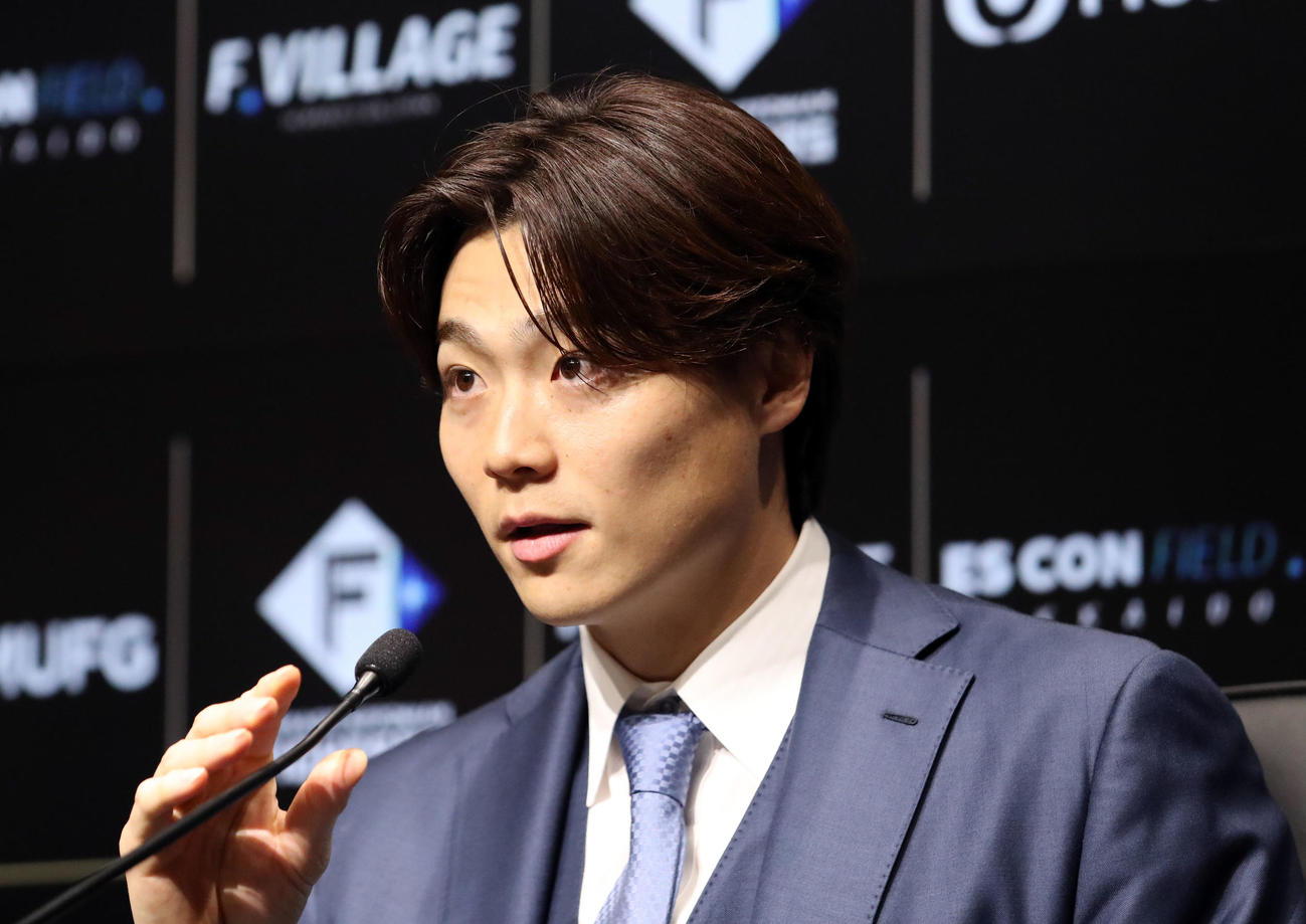 入団会見に臨む日本ハム山崎（撮影・佐藤翔太）