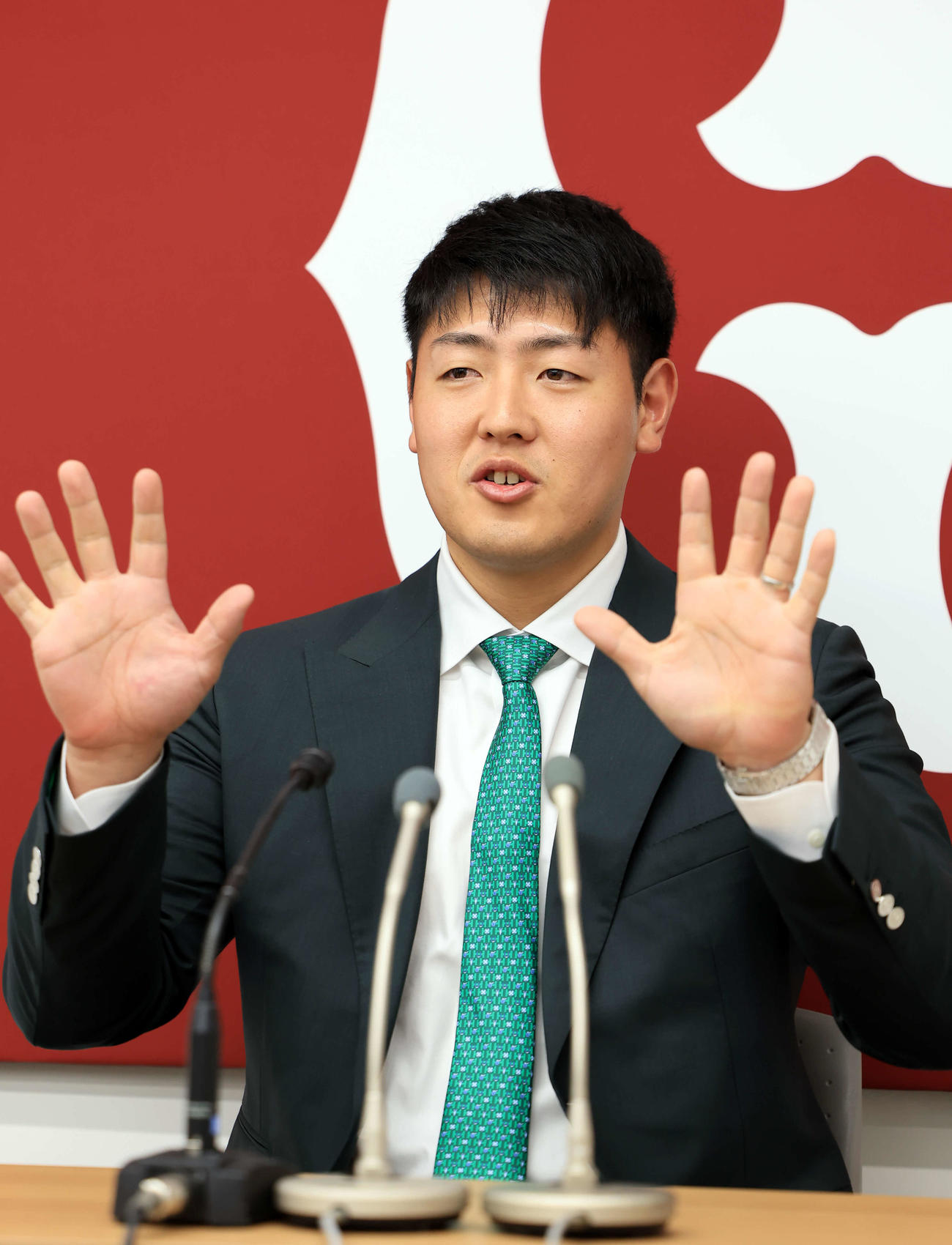 契約更改を終え、会見で笑顔で両手を広げる巨人岡本和（撮影・浅見桂子）