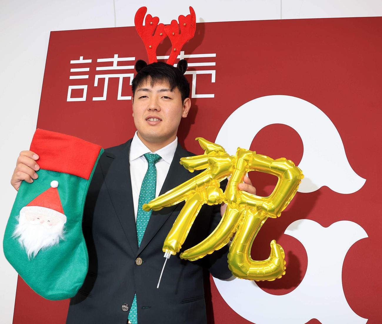 契約更改後、大幅年俸増で、トナカイの姿で笑顔を見せる巨人岡本和（撮影・浅見桂子）