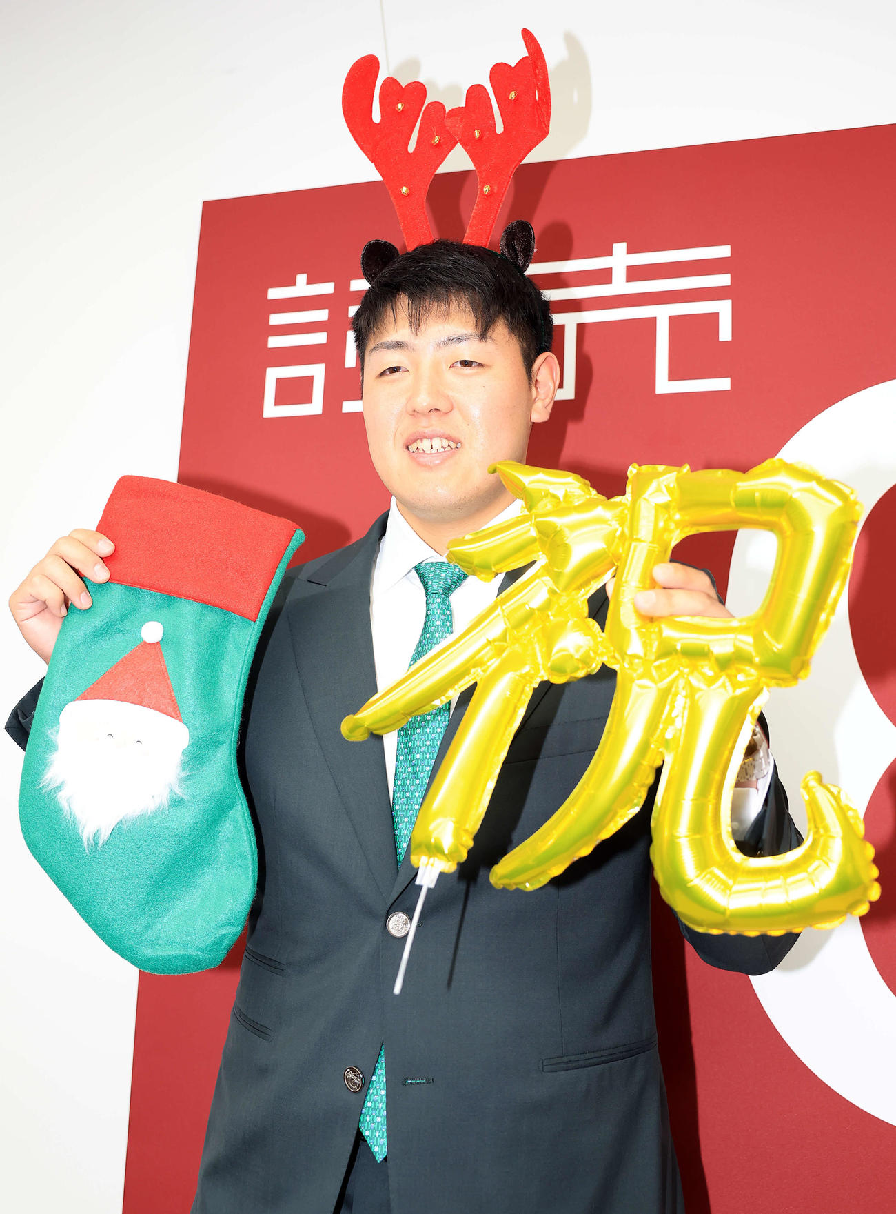契約更改後、大幅年俸増で、トナカイの姿で笑顔を見せる巨人岡本和（撮影・浅見桂子）
