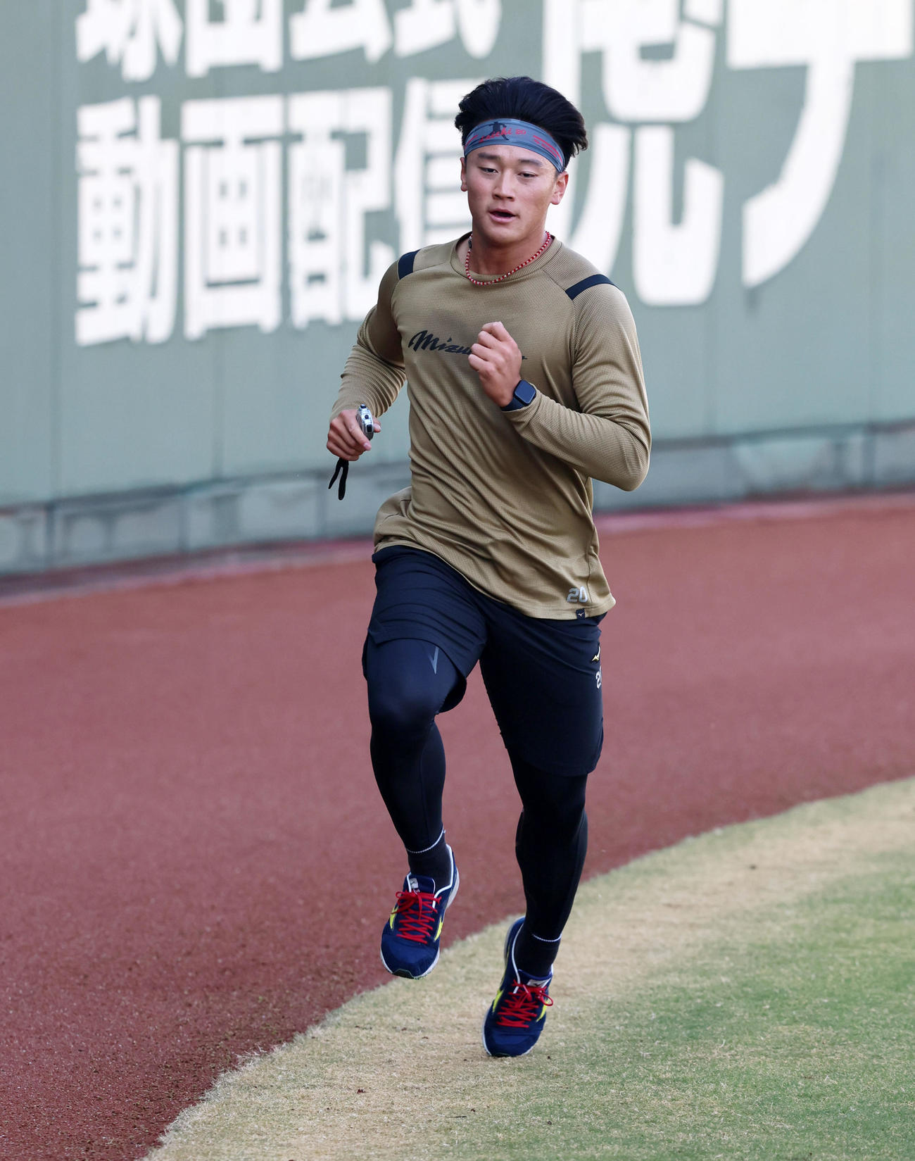 外野を走る森木（撮影・加藤哉）