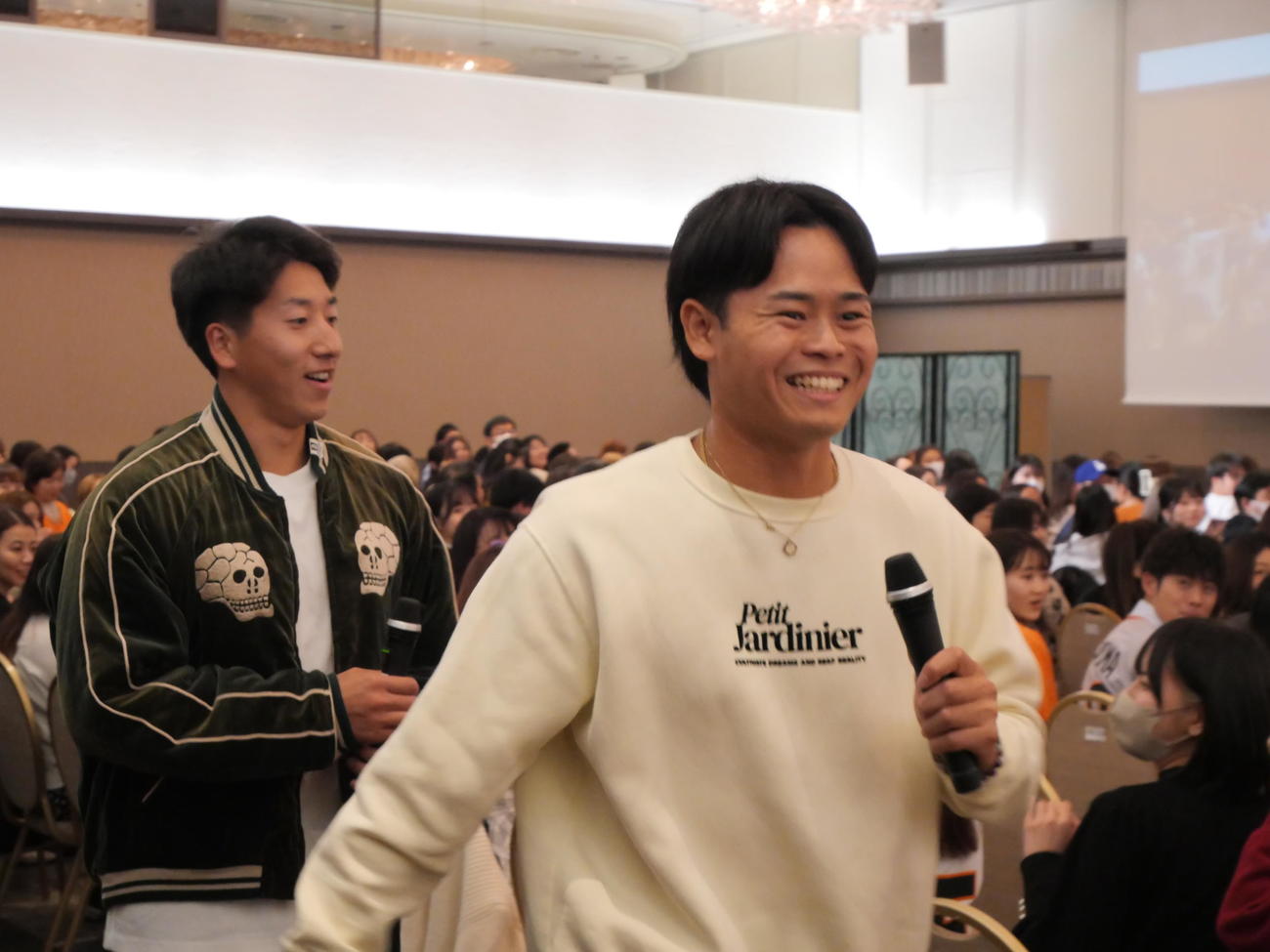 トークショーでファンと交流する巨人大勢（左）と中山（撮影・上田悠太）