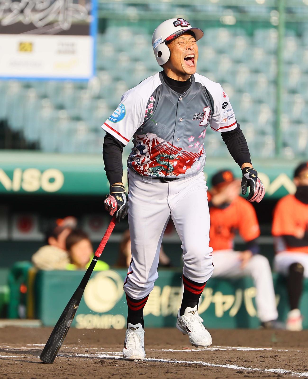 21世紀選抜対本気1LEGENDS 1回、中飛に倒れる桧山進次郎氏（撮影・上田博志）
