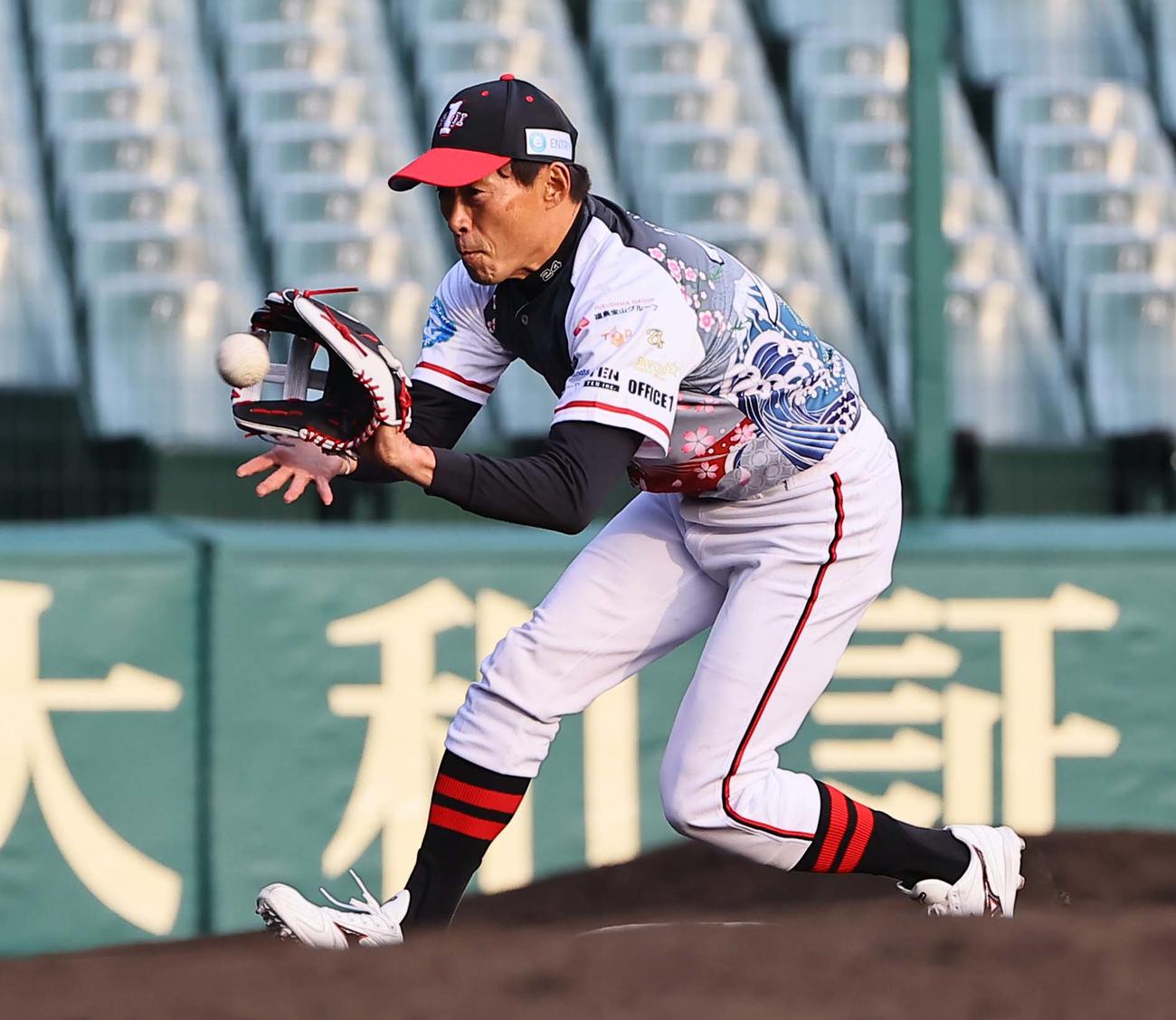 21世紀選抜対本気1LEGENDS 6回、長嶋氏ばりの華麗な守備を見せる桧山氏（撮影・上田博志）