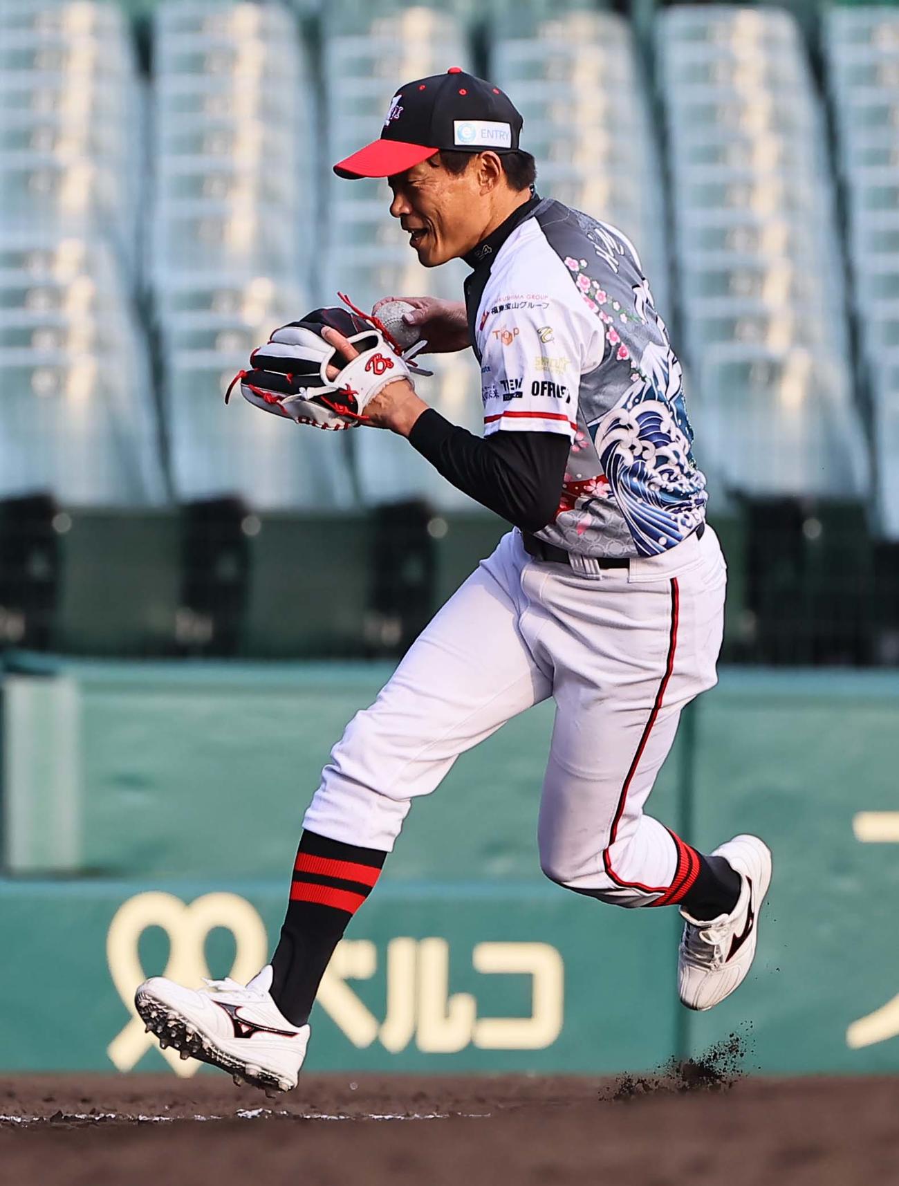 21世紀選抜対本気1LEGENDS 6回、長嶋氏ばりの華麗な守備を見せる桧山氏（撮影・上田博志）