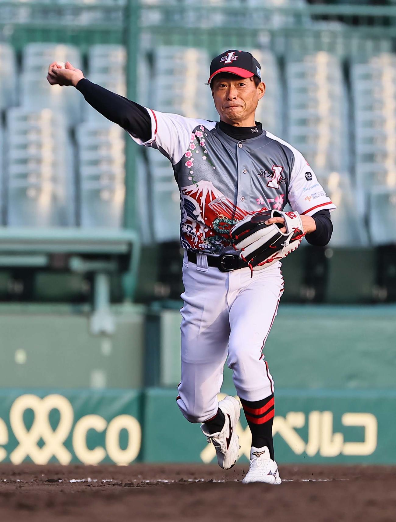 21世紀選抜対本気1LEGENDS 6回、長嶋氏ばりの華麗な守備を見せる桧山氏（撮影・上田博志）