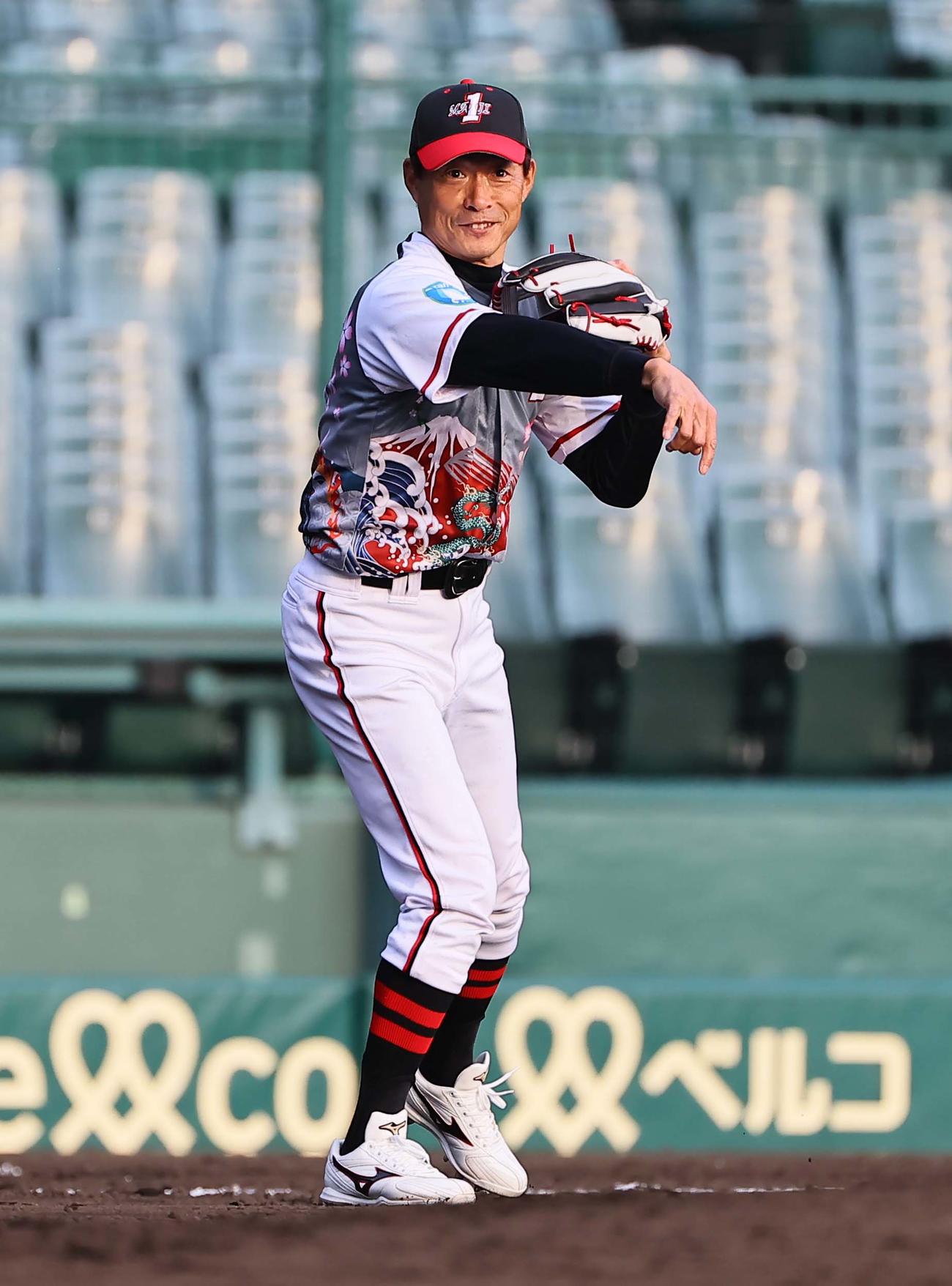 21世紀選抜対本気1LEGENDS 6回、長嶋氏ばりの華麗な守備を見せる桧山氏（撮影・上田博志）