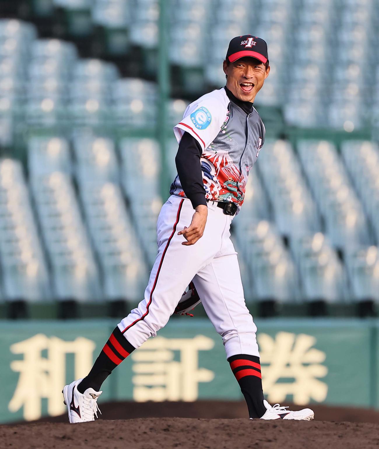 21世紀選抜対本気1LEGENDS 6回、長嶋氏ばりの華麗な守備を見せる桧山氏（撮影・上田博志）