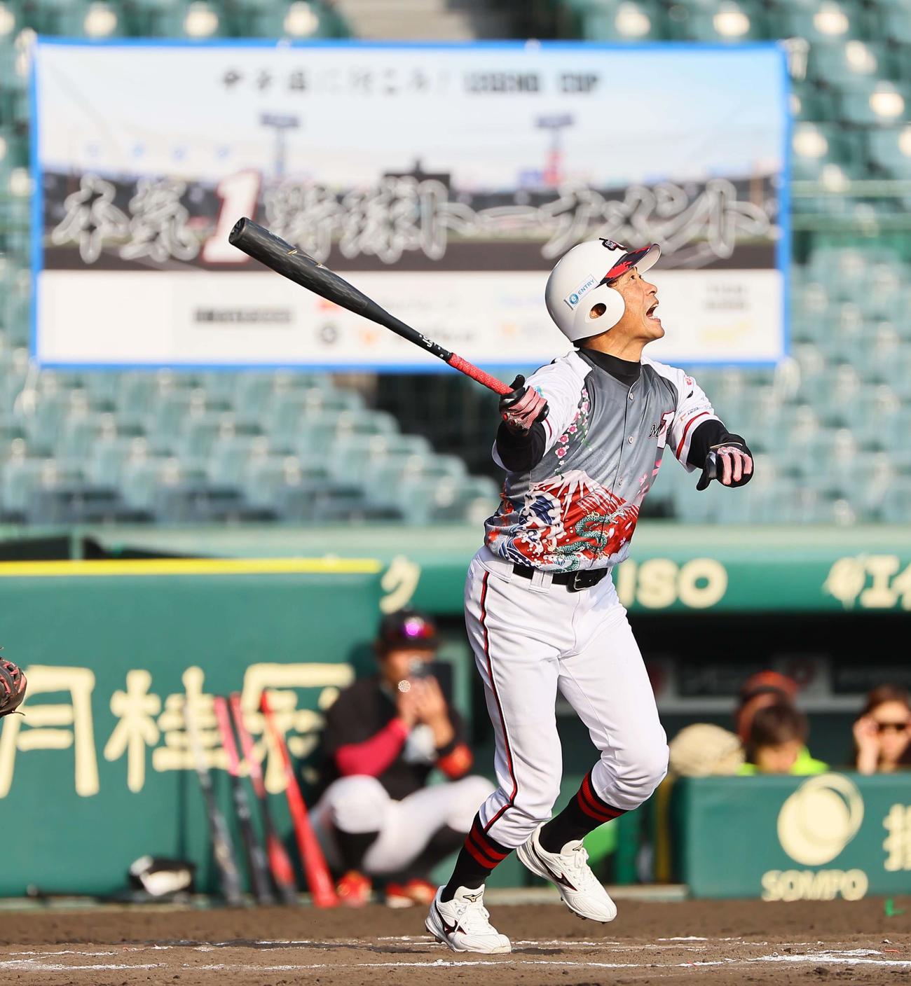 21世紀選抜対本気1LEGENDS 1回、中飛に倒れる桧山進次郎氏（撮影・上田博志）