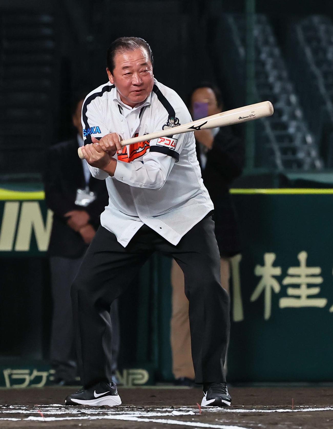 「プロ野球28会　俺たちの甲子園」に参加した梨田氏はこんにゃく打法を披露する（撮影・上田博志）