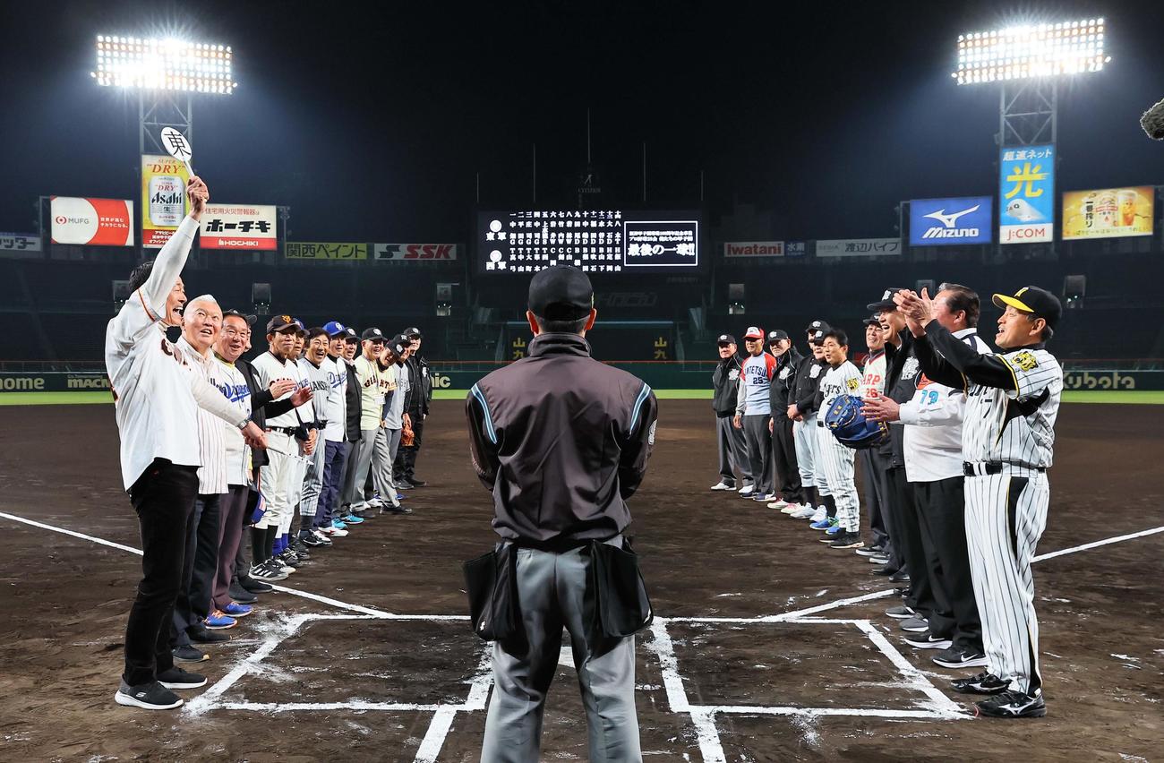 「プロ野球28会　俺たちの甲子園」に参加し盛り上がる中畑氏（左）と真弓氏（右）らプロ野球28会のメンバー（撮影・上田博志）