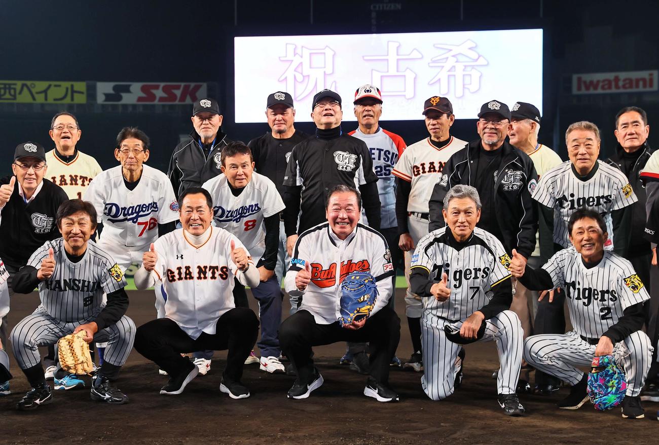 古稀を祝う下段左から田尾氏、中畑氏、梨田氏、真弓氏、岡氏らプロ野球28会のメンバー（撮影・上田博志）