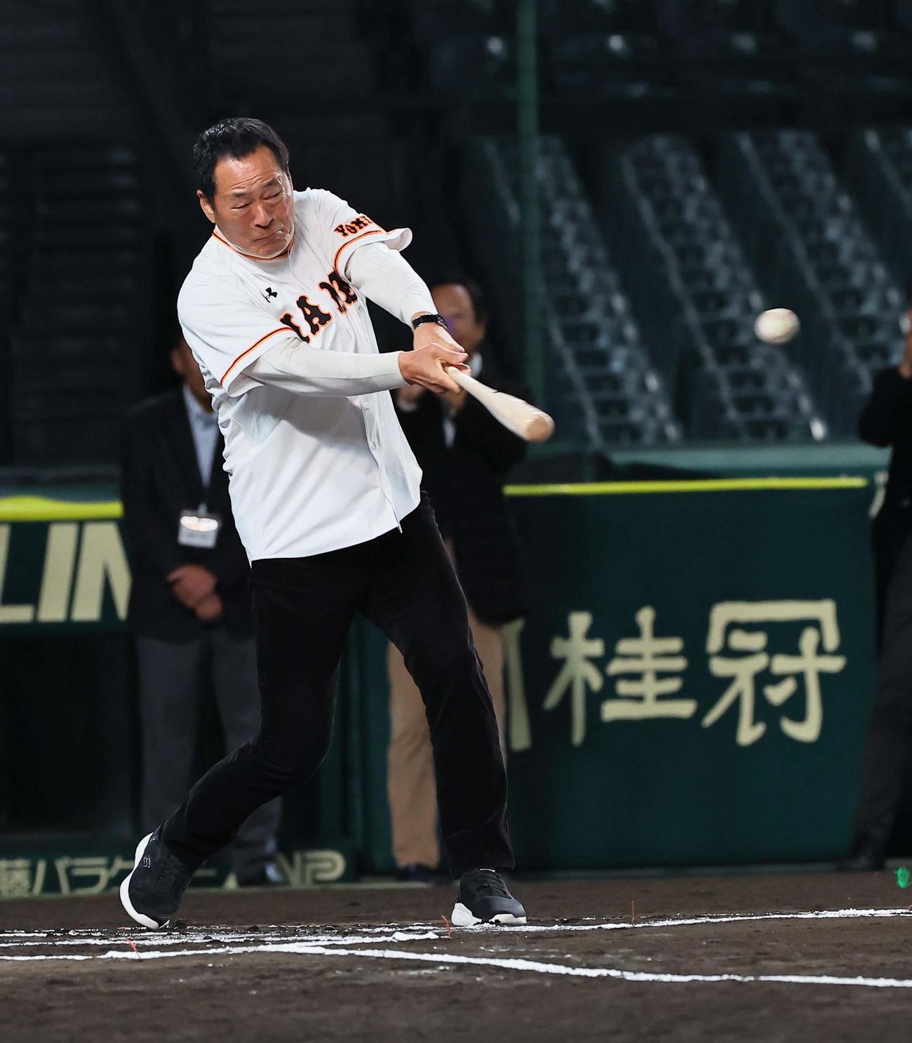 「プロ野球28会　俺たちの甲子園」に参加した中畑清氏は力強い打撃を披露する（撮影・上田博志）
