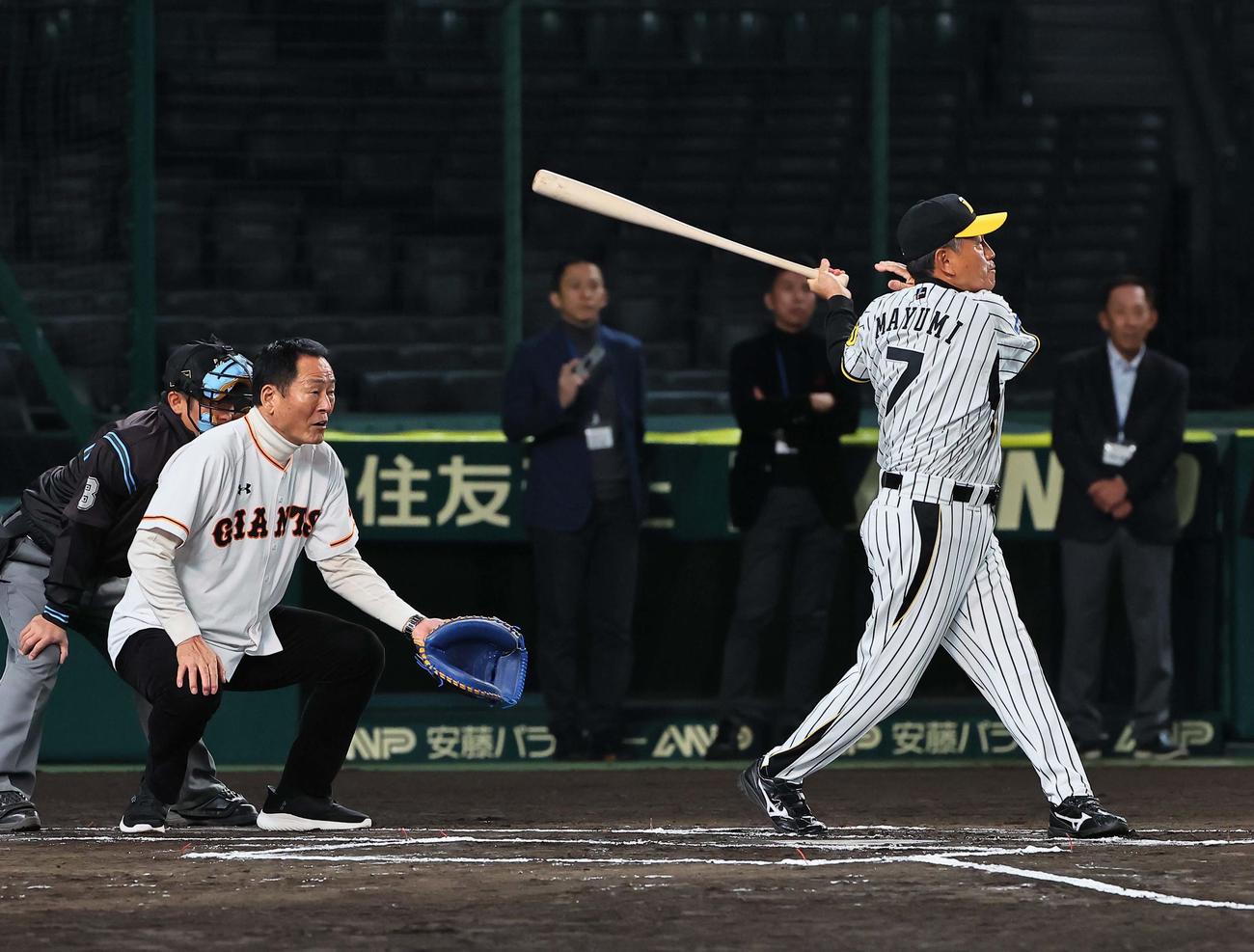 「プロ野球28会　俺たちの甲子園」に参加した真弓氏（右）は力強い打撃を披露する。捕手は中畑氏（撮影・上田博志）