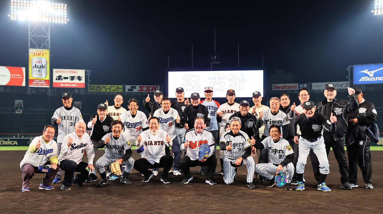 「プロ野球28会　俺たちの甲子園」に参加したプロ野球28会のメンバーは古稀を祝う（撮影・上田博志）
