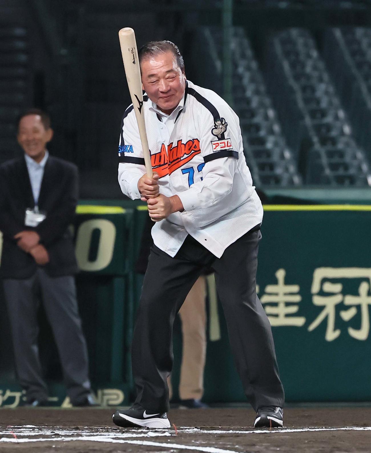 「プロ野球28会　俺たちの甲子園」に参加した梨田氏はこんにゃく打法を披露する（撮影・上田博志）