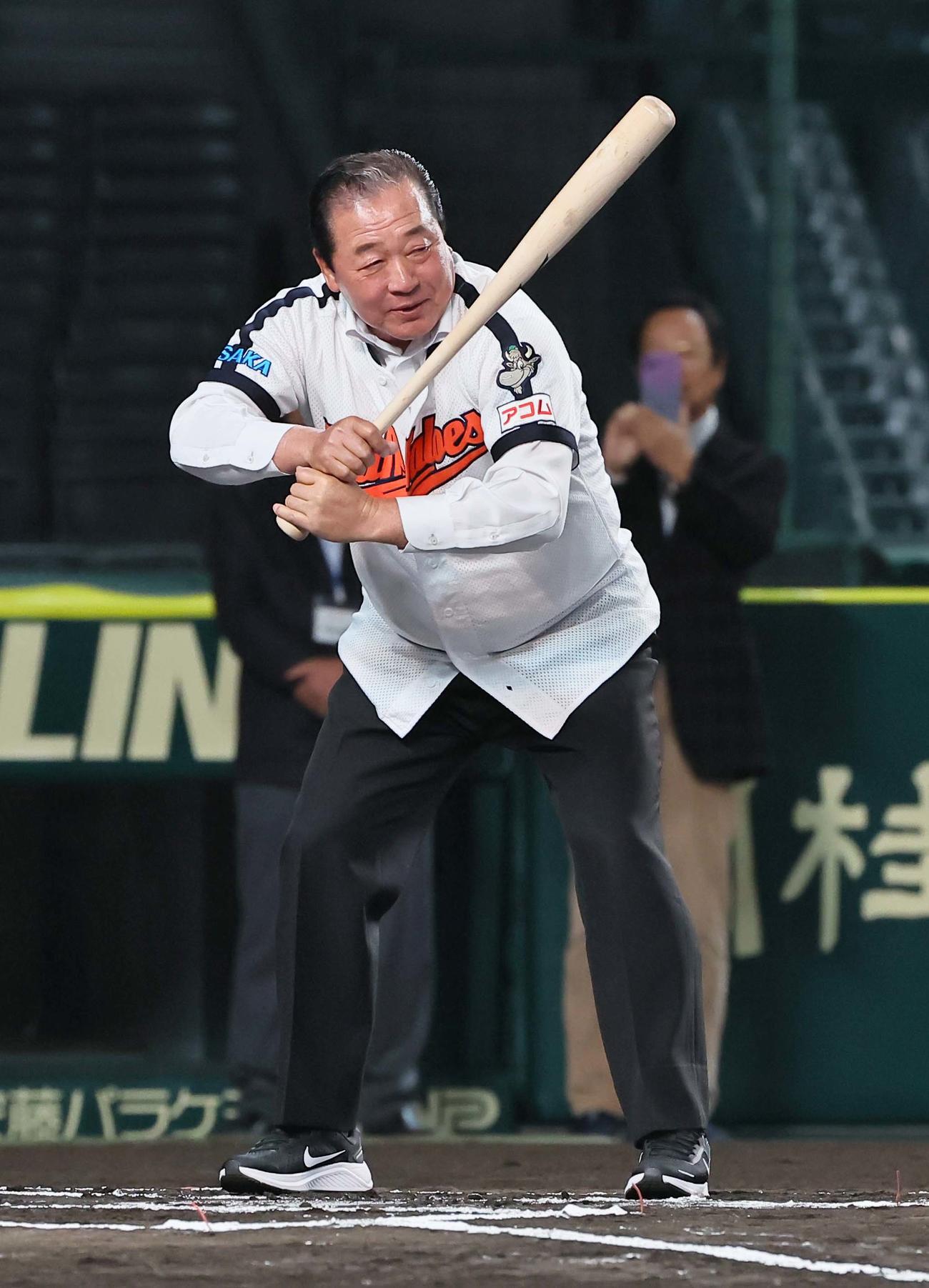 「プロ野球28会　俺たちの甲子園」に参加した梨田氏はこんにゃく打法を披露する（撮影・上田博志）