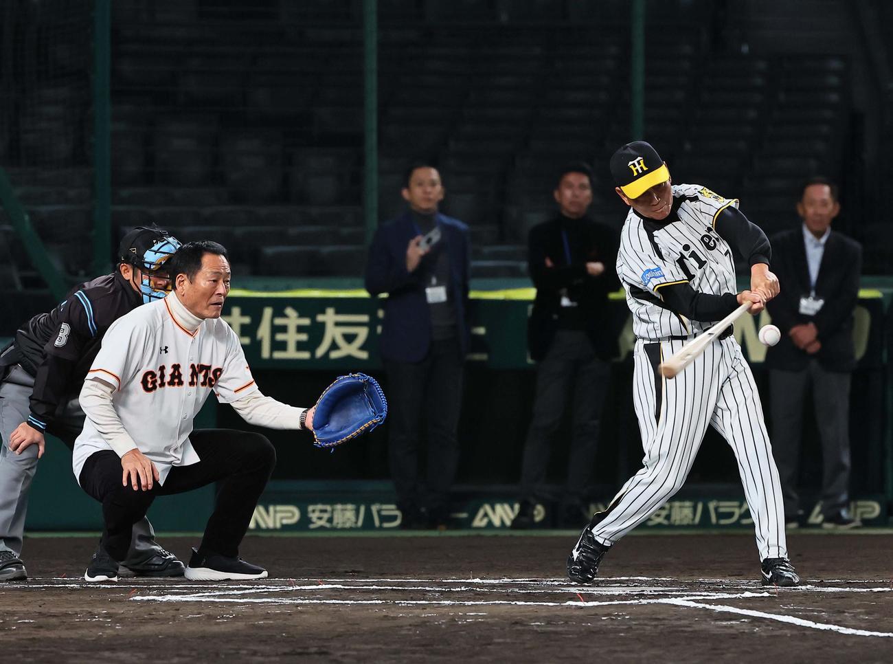 「プロ野球28会　俺たちの甲子園」に参加した真弓氏（右）は力強い打撃を披露する。捕手は中畑氏（撮影・上田博志）