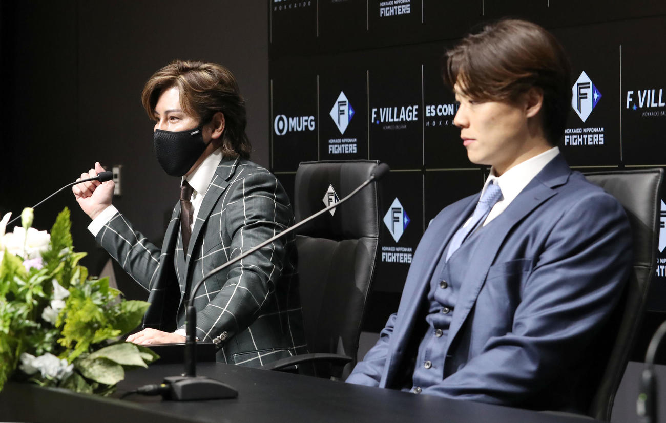 日本ハム山崎福也の入団会見で身ぶり手ぶりしながら話す新庄監督（左）（撮影・佐藤翔太）