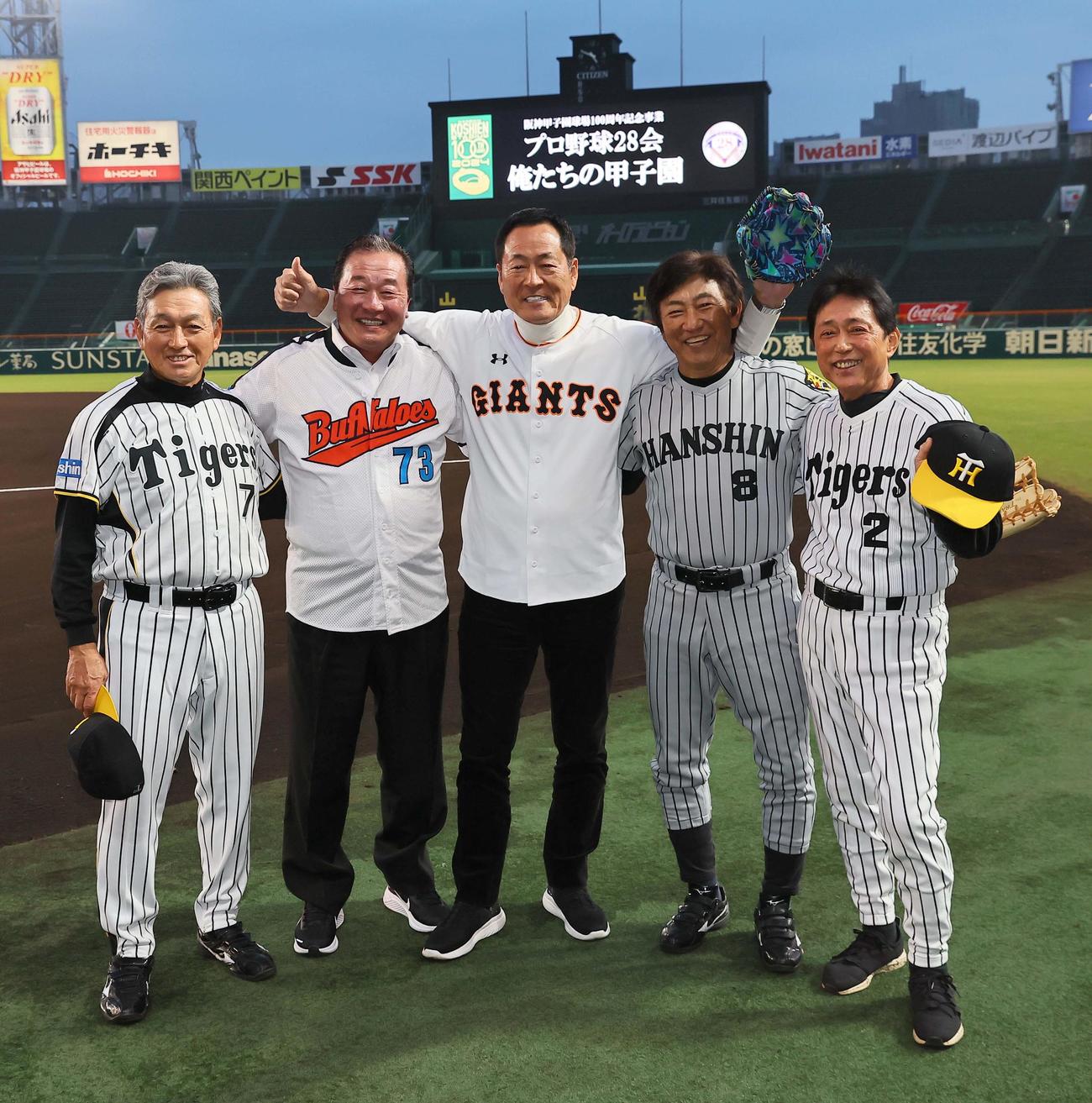 「プロ野球28会　俺たちの甲子園」に参加し笑顔を見せる、左から真弓氏、梨田氏、中畑氏、田尾氏、岡氏（撮影・上田博志）