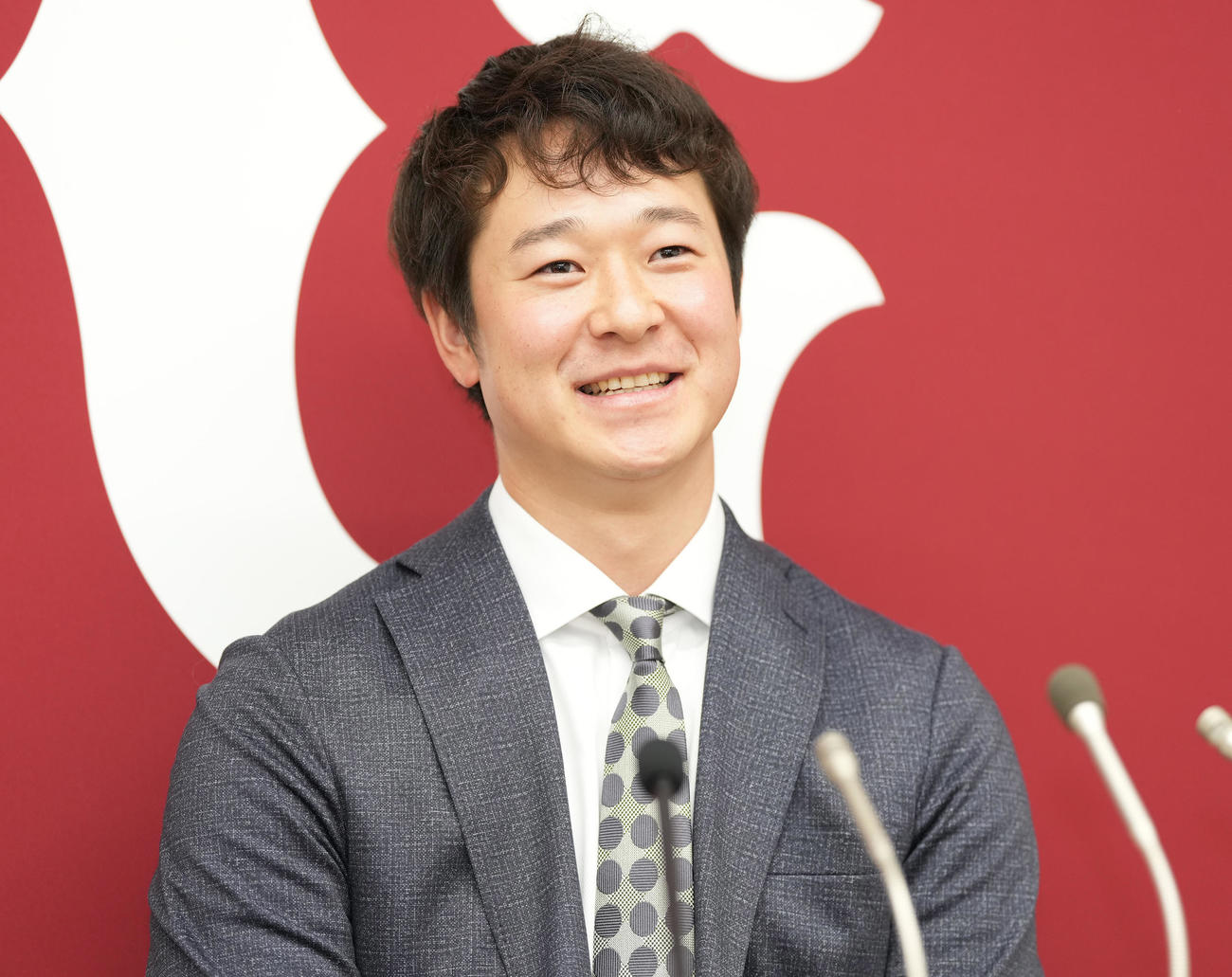 契約更改を終え、会見で笑顔の巨人中川（撮影・鈴木みどり）
