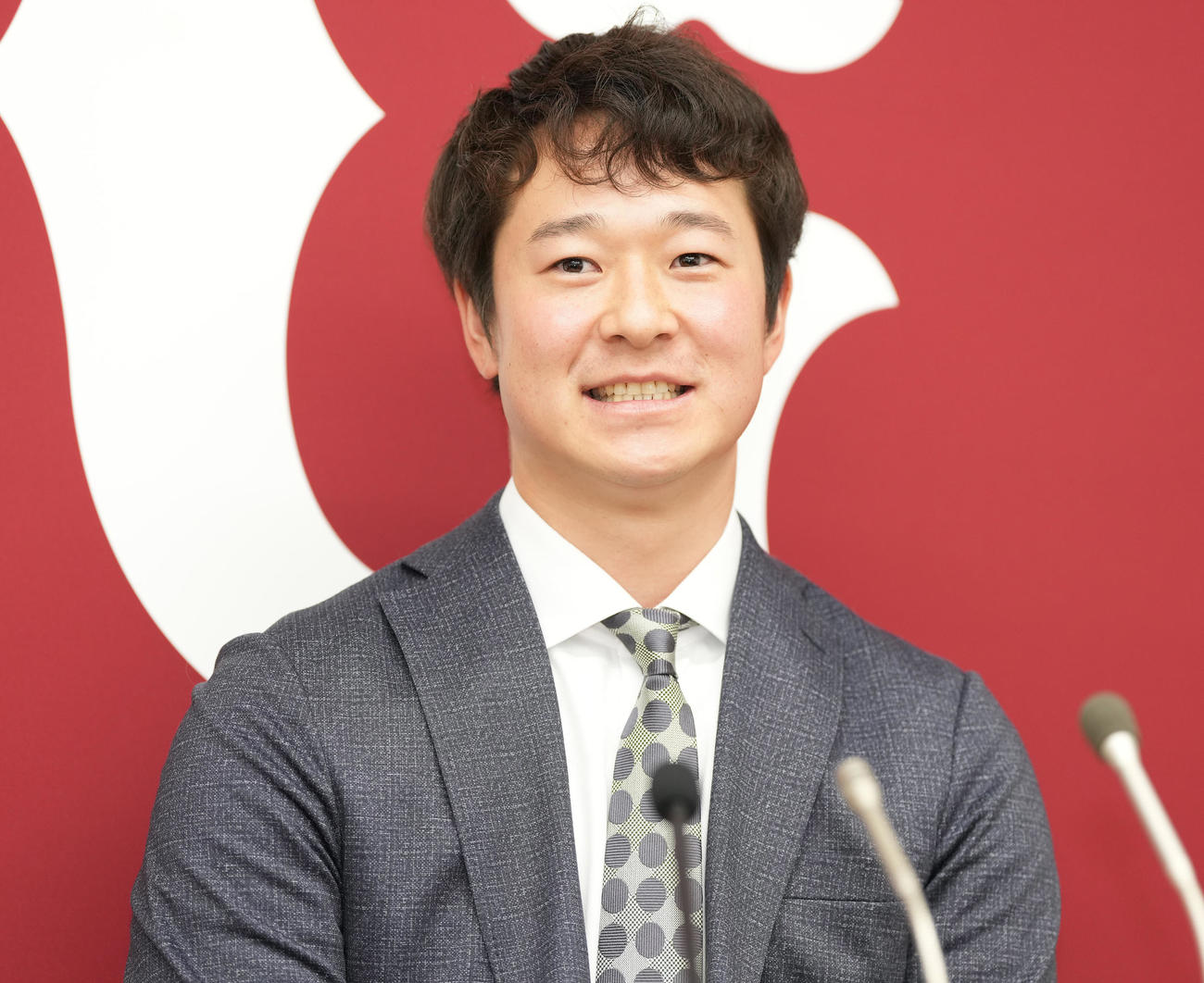 契約更改を終え、会見に臨む巨人中川（撮影・鈴木みどり）