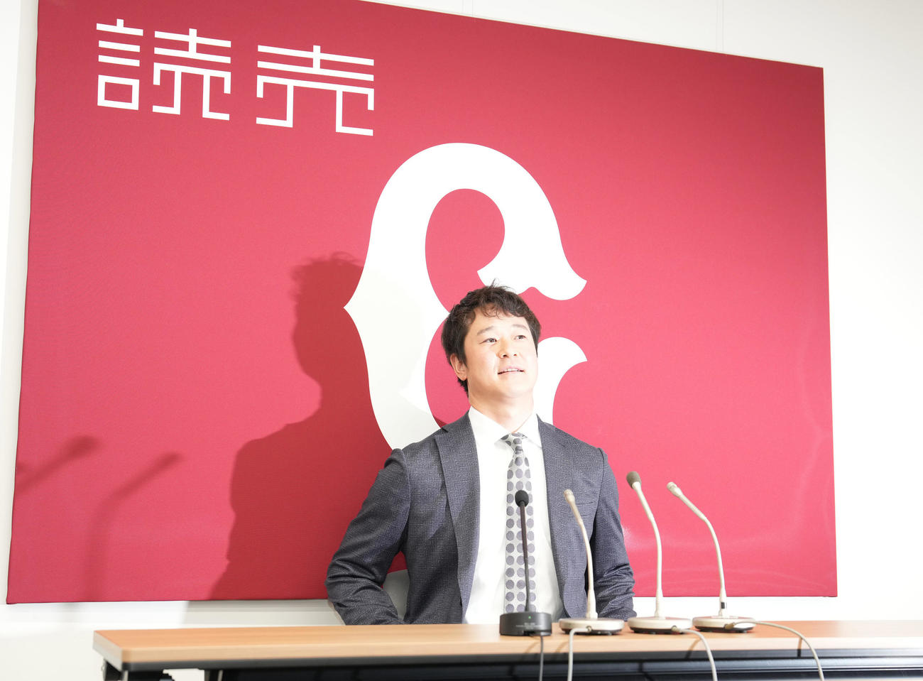 契約更改を終え、会見に臨む巨人中川（撮影・鈴木みどり）