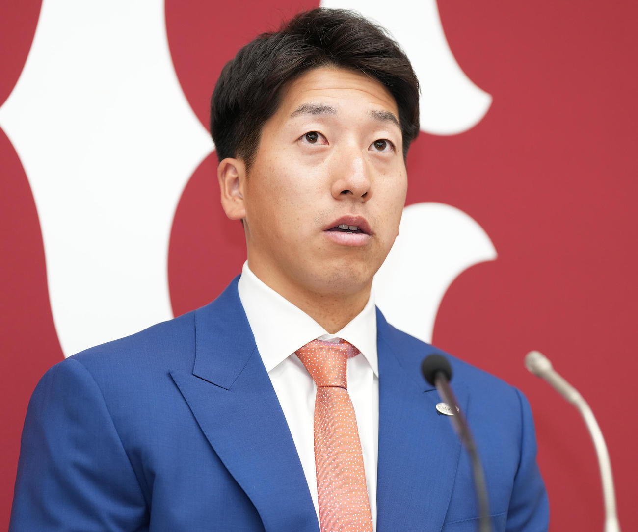 契約更改を終え、会見に臨む巨人大勢（撮影・鈴木みどり）