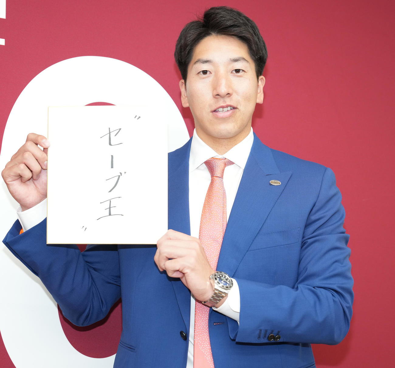 契約更改を終え、色紙を手に写真に納まる巨人大勢（撮影・鈴木みどり）