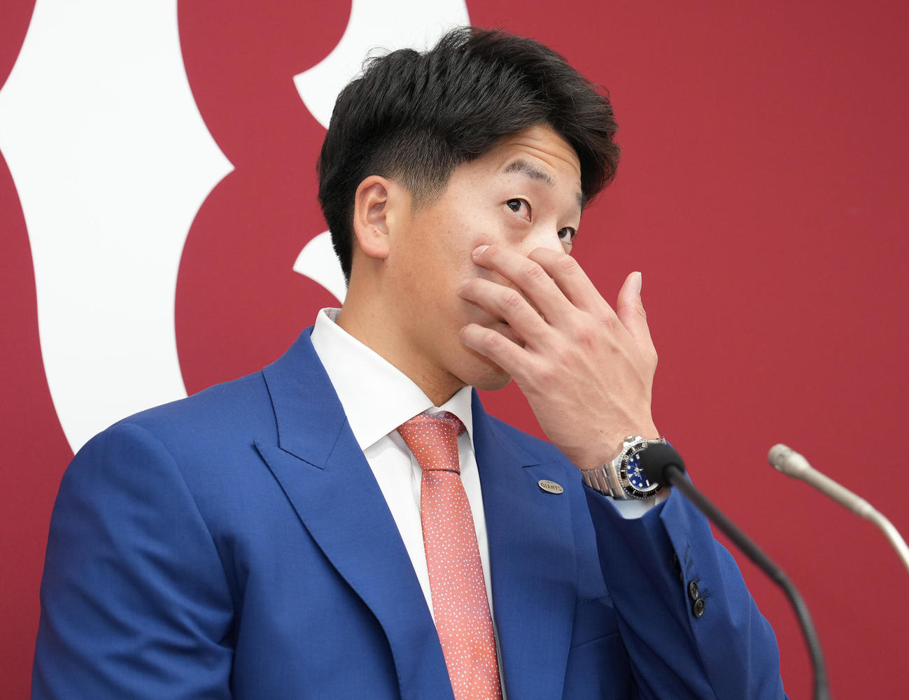 契約更改を終え、会見に臨む巨人大勢（撮影・鈴木みどり）