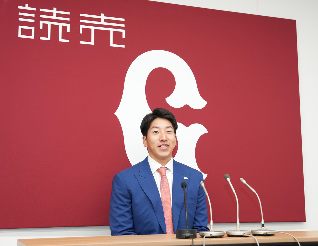契約更改を終え、会見に臨む巨人大勢（撮影・鈴木みどり）