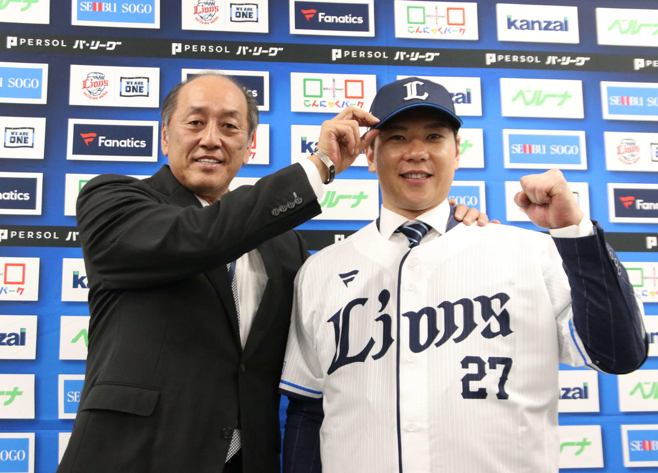 入団会見で渡辺GM（左）とともに笑顔をみせる西武炭谷（撮影・山崎純一）
